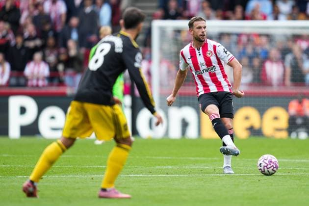 Premier League Brentford v Manchester United, ManU Jordan Henderson of Brentford makes a pass forward during the Premier League match Brentford vs Manchester United at The Gtech Community Stadium, London, United Kingdom, 27th September 2025 (Photo by Harvey Murphy News Images) Copyright: xHarveyxMurphy NewsxImagesx