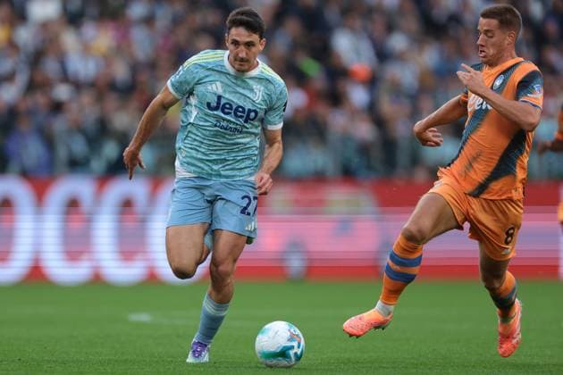 Turin, Italy, 27th September 2025. Andrea Cambiaso of Juventus takes on Mario Pasalic of Atalanta during the Juventus vs Atalanta Serie A match at Allianz Stadium, Turin. Picture credit should read: Jonathan Moscrop Sportimage EDITORIAL USE ONLY. No use with unauthorised audio, video, data, fixture lists, club league logos or live services. Online in-match use limited to 120 images, no video emulation. No use in betting, games or single club league player publications. SPI_008_JM_JUVE_ATALANTA SPI-4163-0008