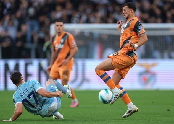 Turin, Italy, 27th September 2025. Vasilije Adzic of Juventus challenges Lazar Samardzic of Atalanta during the Juventus vs Atalanta Serie A match at Allianz Stadium, Turin. Picture credit should read: Jonathan Moscrop Sportimage EDITORIAL USE ONLY. No use with unauthorised audio, video, data, fixture lists, club league logos or live services. Online in-match use limited to 120 images, no video emulation. No use in betting, games or single club league player publications. SPI_016_JM_JUVE_ATALANTA SPI-4163-0016