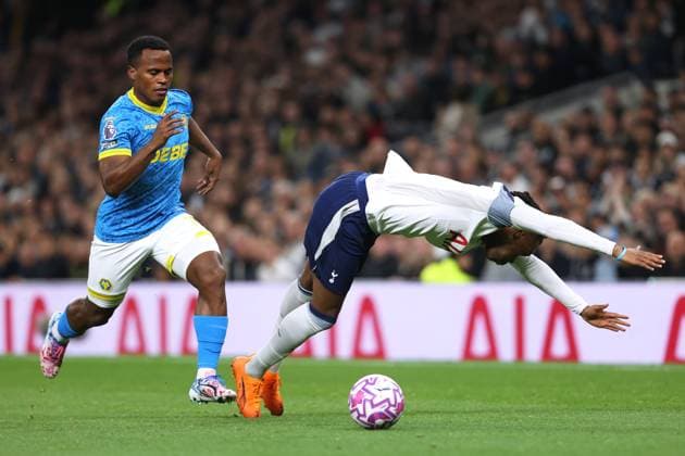 Tottenham Hotspur v Wolverhampton Wanderers 27 September 2025 London - Premier League Football - Tottenham Hotspur v Wolverhampton Wanderers - r Destiny Udogie of Tottenham Hotspur is knocked off the ball by Jhon Arias of Wolverhampton Wanderers - (Photo by Mark Leech). London UK Copyright: xMarkxLeechxOffside