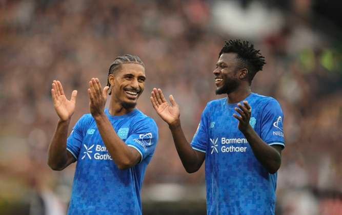 Foto : Jubel nach dem Schlußpfiff bei den Spielern aus Leverkusen , hier Edmond TAPSOBA ( der Torschütze zum 0-1) und links ... Loic BADE Fussball 1. Bundesliga , 5. Spieltag am Sa. 27.09.2025 FC St. Pauli - Bayer 04 Leverkusen 1 - 2