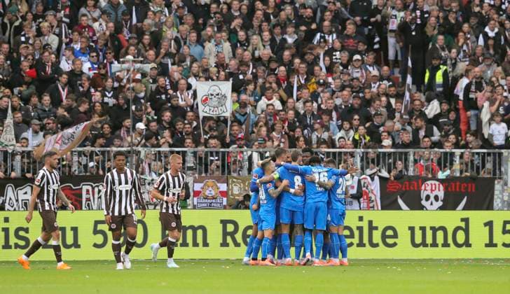 Foto : Jubel bei den Leverkusener Spielern nach dem Tor von Edmond TAPSOBA Fussball 1. Bundesliga , 5. Spieltag am Sa. 27.09.2025 FC St. Pauli - Bayer 04 Leverkusen 1 - 2