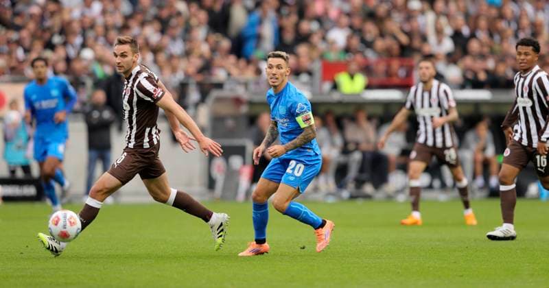 Foto : Alejandro GRIMALDO ( Leverkusen ) gegen James Sands (Pauli , links) Fussball 1. Bundesliga , 5. Spieltag am Sa. 27.09.2025 FC St. Pauli - Bayer 04 Leverkusen 1 - 2