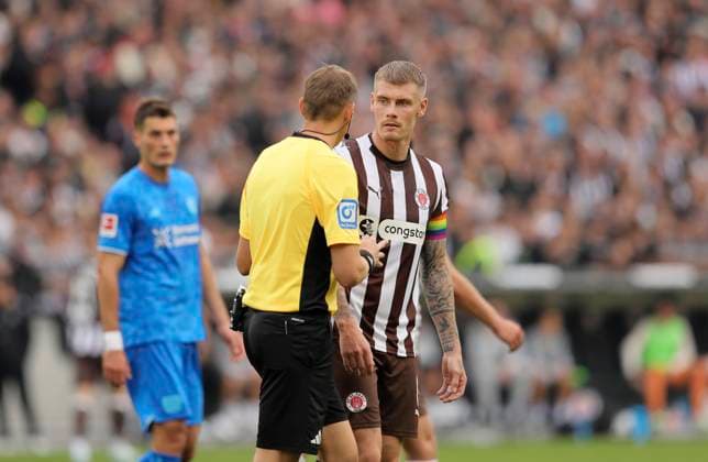 Foto : Eric SMITH (Pauli) im Gespräch mit .... Schiri Martin Petersen , links Fussball 1. Bundesliga , 5. Spieltag am Sa. 27.09.2025 FC St. Pauli - Bayer 04 Leverkusen 1 - 2
