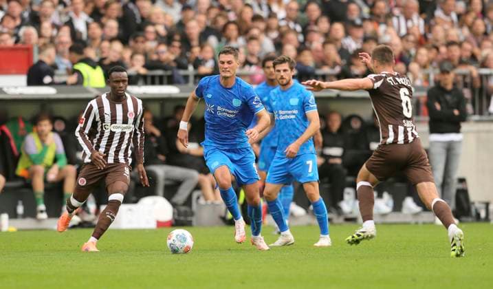 Foto : Patrik Schick ( Leverkusen ) gegen Abdoulie CEESAY (Pauli , links) und James Sands (Pauli , rechts) Fussball 1. Bundesliga , 5. Spieltag am Sa. 27.09.2025 FC St. Pauli - Bayer 04 Leverkusen 1 - 2