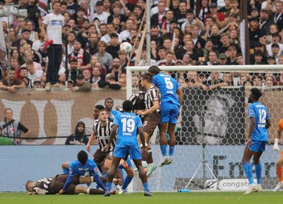Foto : Adam Dzwigala ( Pauli ) köpft gegen Loic BADE (Leverkusen) Fussball 1. Bundesliga , 5. Spieltag am Sa. 27.09.2025 FC St. Pauli - Bayer 04 Leverkusen 1 - 2