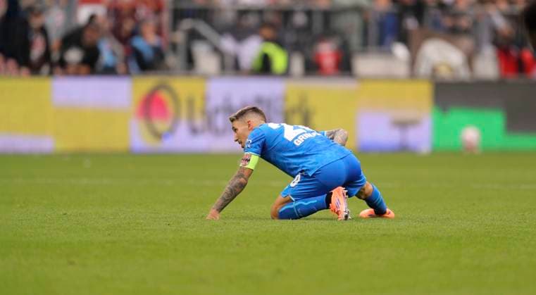 Foto : skeptische Miene bei ... Alejandro GRIMALDO ( Leverkusen ) Fussball 1. Bundesliga , 5. Spieltag am Sa. 27.09.2025 FC St. Pauli - Bayer 04 Leverkusen 1 - 2