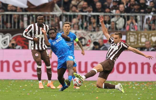 Foto : Ernest POKU ( Leverkusen ) gegen James Sands (Pauli , rechts ) Fussball 1. Bundesliga , 5. Spieltag am Sa. 27.09.2025 FC St. Pauli - Bayer 04 Leverkusen 1 - 2