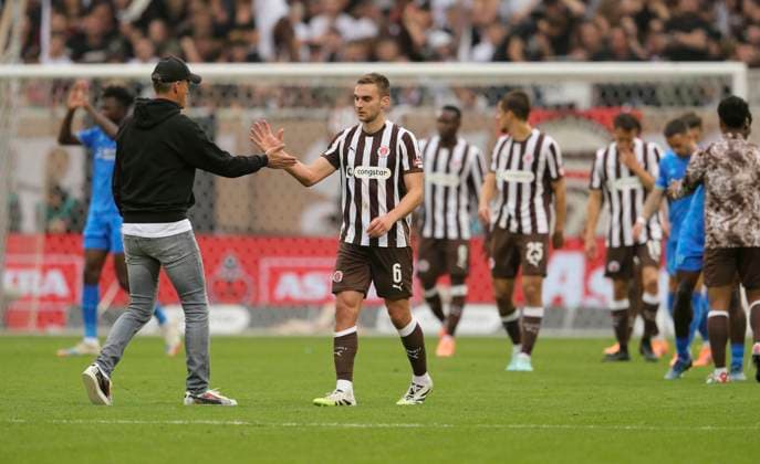 Foto : Enttäuschung nach dem Schlußpfiff bei den Spielern von St. Pauli, hier Trainer Alexander BLESSIN mit James Sands (Pauli , rechts ) Fussball 1. Bundesliga , 5. Spieltag am Sa. 27.09.2025 FC St. Pauli - Bayer 04 Leverkusen 1 - 2