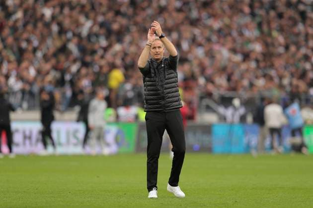 Foto : Jubel nach dem Schlußpfiff bei Trainer Erik ten HAG ( Leverkusen ) Fussball 1. Bundesliga , 5. Spieltag am Sa. 27.09.2025 FC St. Pauli - Bayer 04 Leverkusen 1 - 2