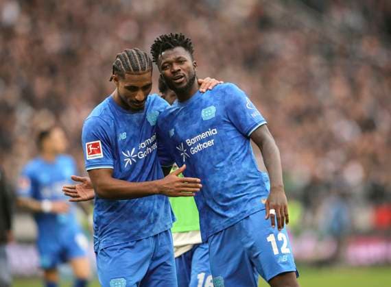 Foto : Jubel nach dem Schlußpfiff bei den Spielern aus Leverkusen , hier Edmond TAPSOBA ( der Torschütze zum 0-1) und links ... Loic BADE Fussball 1. Bundesliga , 5. Spieltag am Sa. 27.09.2025 FC St. Pauli - Bayer 04 Leverkusen 1 - 2