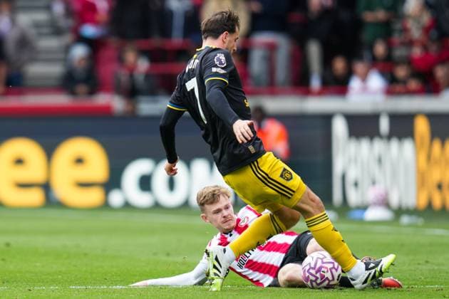 Premier League Brentford v Manchester United, ManU Keane Lewis-Potter of Brentford makes challenge on Mason Mount of Manchester United during the Premier League match Brentford vs Manchester United at The Gtech Community Stadium, London, United Kingdom, 27th September 2025 (Photo by Harvey Murphy News Images) Copyright: xHarveyxMurphy NewsxImagesx