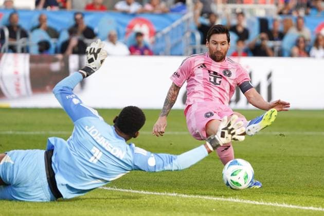 Inter Miami CF v Toronto FC - MLS, Fussball Herren, USA Lionel Messi 10 of Inter Miami CF and Sean Johnson 1 of Toronto FC battle for the ball during the Major League Soccer Match between Inter Miami CF and Toronto FC at BMO Field Stadium. on September 27, 2025 in Toronto, Canada. (Photo by Leonardo Ramirez Eyepix Group) Copyright: xLeonardoxRamirezx xEyepixxGroupx LR-27092025-00359
