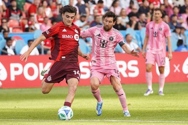 Inter Miami CF v Toronto FC - MLS, Fussball Herren, USA Alonso Coello 14 of Toronto FC and Lionel Messi 10 of Inter Miami CF battle for the ball during the Major League Soccer Match between Inter Miami CF and Toronto FC at BMO Field Stadium. on September 27, 2025 in Toronto, Canada. (Photo by Leonardo Ramirez Eyepix Group) Copyright: xLeonardoxRamirezx xEyepixxGroupx LR-27092025-00488