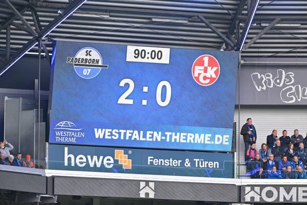 Paderborn, Home Deluxe Arena, 27.09.25, GER, Herren, 2.Bundesliga, Saison 2025-2026, SC Paderborn 07 - 1.FC Kaiserslautern Bild: Anzeigetafel mit Endstand 2:0 DFL regulations prohibit any use of photographs as image sequences and or quasi-video. NRW Deutschland