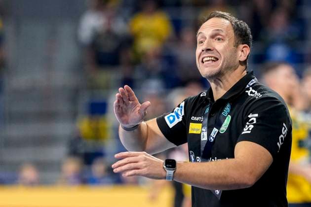 Raul Alonso (Trainer, Cheftrainer, DHfK), gibt Anweisungen, gestikuliert, mit den Armen gestikulieren, Einzelbild, Einzelfoto, Aktion, Action, 27.09.2025, Mannheim (Deutschland), Handball, Bundesliga, Rhein-Neckar Löwen - SC DHfK Leipzig
