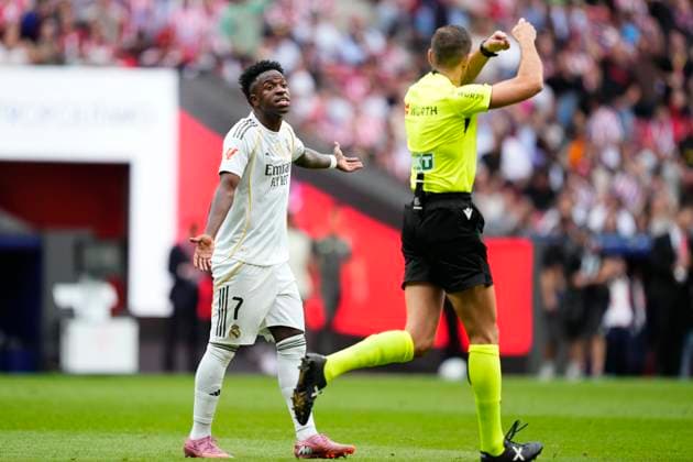 Atletico de Madrid v Real Madrid CF - LaLiga EA Sports Vinicius Junior left winger of Real Madrid and Brazil protest to referee during the LaLiga EA Sports match between Atletico de Madrid and Real Madrid CF at Riyadh Air Metropolitano on September 27, 2025 in Madrid, Spain. Madrid Spain  Copyright: xJosexBretonx originalFilename:bretonhernandez-atletico250927_npmj6.jpg