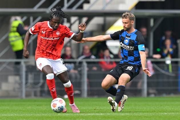 Paderborn, Home Deluxe Arena, 27.09.25, GER, Herren, 2.Bundesliga, Saison 2025-2026, SC Paderborn 07 - 1.FC Kaiserslautern Bild: v.li. im Zweikampf Richmond TACHIE (Kaiserslautern) und Sebastian KLAAS (Paderborn) DFL regulations prohibit any use of photographs as image sequences and or quasi-video. NRW Deutschland