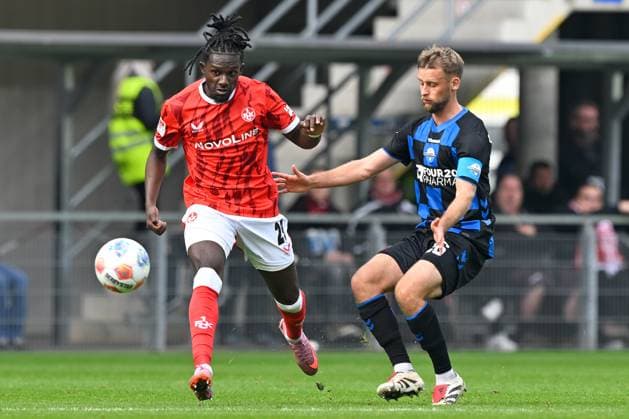 Paderborn, Home Deluxe Arena, 27.09.25, GER, Herren, 2.Bundesliga, Saison 2025-2026, SC Paderborn 07 - 1.FC Kaiserslautern Bild: v.li. im Zweikampf Richmond TACHIE (Kaiserslautern) und Sebastian KLAAS (Paderborn) DFL regulations prohibit any use of photographs as image sequences and or quasi-video. NRW Deutschland