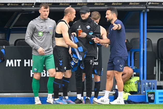 Paderborn, Home Deluxe Arena, 27.09.25, GER, Herren, 2.Bundesliga, Saison 2025-2026, SC Paderborn 07 - 1.FC Kaiserslautern Bild: v.li. Sven MICHEL (Paderborn) und Trainer Ralf KETTEMANN (Paderborn) DFL regulations prohibit any use of photographs as image sequences and or quasi-video. NRW Deutschland