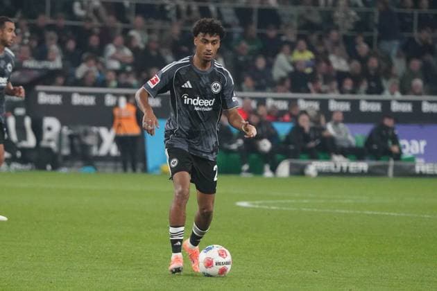 Fussball, 1.BL Saison 2025 2026 Borussia Mönchengladbach vs Eintracht Frankfurt , 27.09.2025, Stadion im Borussia Park Mönchengladbach, Nathaniel Brown Eintracht Frankfurt, Aktion, Einzelbild