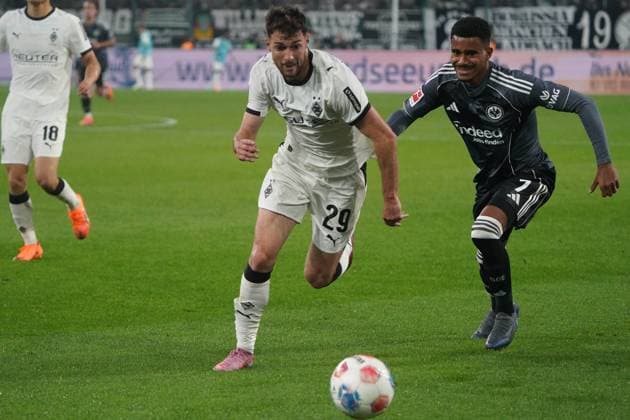 Fussball, 1.BL Saison 2025 2026 Borussia Mönchengladbach vs Eintracht Frankfurt , 27.09.2025, Stadion im Borussia Park Mönchengladbach, Joe Scally, Borussia Mönchengladbach Ansgar Knaff,