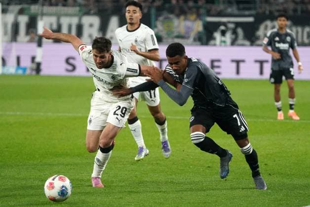 Fussball, 1.BL Saison 2025 2026 Borussia Mönchengladbach vs Eintracht Frankfurt , 27.09.2025, Stadion im Borussia Park Mönchengladbach, Joe Scally, Borussia Mönchengladbach Ansgar Knauff,