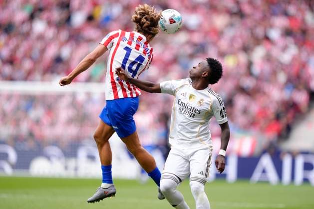 Atletico de Madrid Vs Real Madrid in Madrid - 27 Sep 2025 Marcos Llorente of Atlético de Madrid and Vinícius Júnior of Real Madrid CF are seen in action during the La Liga EA Sports match between Atletico de Madrid and Real Madrid at the Riyadh Air Metropolitano. Final Score; Atletico de Madrid 5 : 2 Real Madrid Madrid Spain Copyright: xGokhanxTanerx xSOPAxImagesx GTaner_SOPAImages_ATMvRMA_LaLiga_Madrid_Spain_27092025_00029