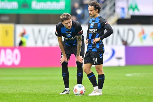 Paderborn, Home Deluxe Arena, 27.09.25, GER, Herren, 2.Bundesliga, Saison 2025-2026, SC Paderborn 07 - 1.FC Kaiserslautern Bild: v.li. Calvin BRACKELMANN (Paderborn) und Mika BAUR (Paderborn) DFL regulations prohibit any use of photographs as image sequences and or quasi-video. NRW Deutschland