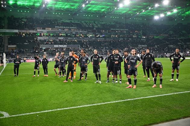27.09.2025, xjhx, Fussball 1.Bundesliga, Borussia Moenchengladbach - Eintracht Frankfurt v.l. Robin Koch (Eintracht Frankfurt) und Team bedankt bedanken sich bei den Fans (DFL DFB REGULATIONS PROHIBIT ANY USE OF PHOTOGRAPHS as IMAGE SEQUENCES and or QUASI-VIDEO) Moenchengladbach