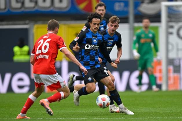 Paderborn, Home Deluxe Arena, 27.09.25, GER, Herren, 2.Bundesliga, Saison 2025-2026, SC Paderborn 07 - 1.FC Kaiserslautern Bild: v.li. im Zweikampf Paul JOLY (Kaiserslautern) und Mika BAUR (Paderborn) DFL regulations prohibit any use of photographs as image sequences and or quasi-video. NRW Deutschland