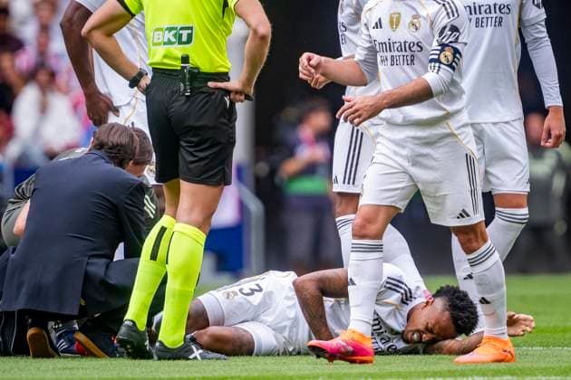Atletico de Madrid v Real Madrid - LaLiga EA Sports Eder Militao of Real Madrid is seen on the ground during the LaLiga EA Sports football match between Atletico de Madrid and Real Madrid CF at Estadio Riyadh Air Metropolitano on September 27, 2025 in Madrid, Spain. Madrid Estadio Riyadh Air Metropolitano Madrid Spain Copyright: xAlbertoxGardinx AGardin_20250927_Foot_Liga_AtlMad_ReaMad_0286
