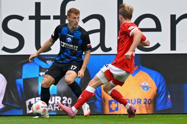 Paderborn, Home Deluxe Arena, 27.09.25, GER, Herren, 2.Bundesliga, Saison 2025-2026, SC Paderborn 07 - 1.FC Kaiserslautern Bild: v.li. im Zweikampf Laurin CURDA (Paderborn) und Mika HAAS (Kaiserslautern) DFL regulations prohibit any use of photographs as image sequences and or quasi-video. NRW Deutschland