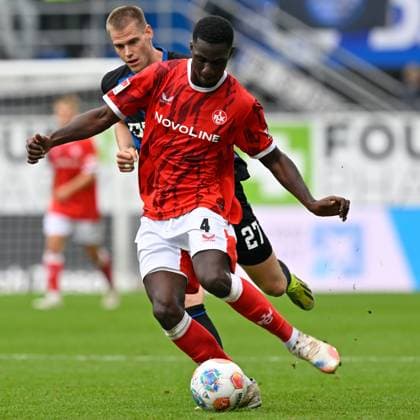 Paderborn, Home Deluxe Arena, 27.09.25, GER, Herren, 2.Bundesliga, Saison 2025-2026, SC Paderborn 07 - 1.FC Kaiserslautern Bild: v.li. im Zweikampf Steffen TIGGES (Paderborn) und Maxwell GYAMFI (Kaiserslautern) DFL regulations prohibit any use of photographs as image sequences and or quasi-video. NRW Deutschland