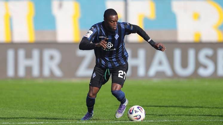 Adama Diakhaby (SVWM, 27), am Ball, Freisteller, Ganzkörper, Einzelbild, Einzelfoto, Aktion, Action, 27.09.2025, Mannheim (Deutschland), Fussball, 3. Liga, SV Waldhof Mannheim - Rot-Weiss Essen, DFB DFL REGULATIONS PROHIBIT ANY USE OF PHOTOGRAPHS AS IMAGE SEQUENCES AND OR QUASI-VIDEO.