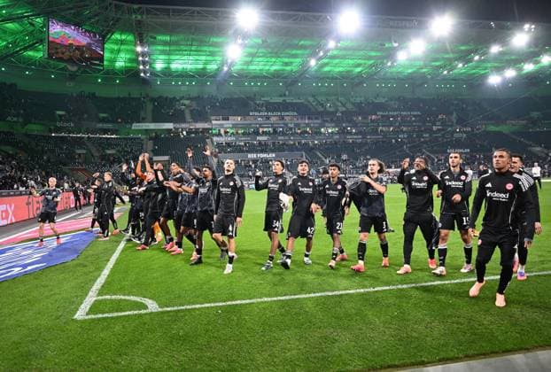 27.09.2025, xjhx, Fussball 1.Bundesliga, Borussia Moenchengladbach - Eintracht Frankfurt v.l. Robin Koch (Eintracht Frankfurt) und Team bedankt bedanken sich bei den Fans (DFL DFB REGULATIONS PROHIBIT ANY USE OF PHOTOGRAPHS as IMAGE SEQUENCES and or QUASI-VIDEO) Moenchengladbach