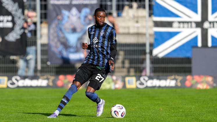 Adama Diakhaby (SVWM, 27), am Ball, Freisteller, Ganzkörper, Einzelbild, Einzelfoto, Aktion, Action, 27.09.2025, Mannheim (Deutschland), Fussball, 3. Liga, SV Waldhof Mannheim - Rot-Weiss Essen, DFB DFL REGULATIONS PROHIBIT ANY USE OF PHOTOGRAPHS AS IMAGE SEQUENCES AND OR QUASI-VIDEO.