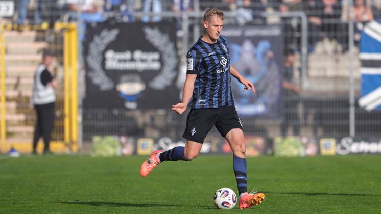 Niklas Hoffmann (SVWM, 6), am Ball, Freisteller, Ganzkörper, Einzelbild, Einzelfoto, Aktion, Action, 27.09.2025, Mannheim (Deutschland), Fussball, 3. Liga, SV Waldhof Mannheim - Rot-Weiss Essen, DFB DFL REGULATIONS PROHIBIT ANY USE OF PHOTOGRAPHS AS IMAGE SEQUENCES AND OR QUASI-VIDEO.