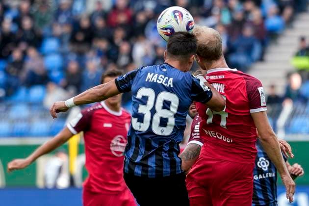 v.li.: Francisco Mascarenhas (Masca, SVWM, 38), Lucas Brumme (Essen, 14), beim Kopfball, Kopfballduell, Spielszene, Zweikampf in der Luft, Aktion, Action, 27.09.2025, Mannheim (Deutschland), Fussball, 3. Liga, SV Waldhof Mannheim - Rot-Weiss Essen, DFB DFL REGULATIONS PROHIBIT ANY USE OF PHOTOGRAPHS AS IMAGE SEQUENCES AND OR QUASI-VIDEO.