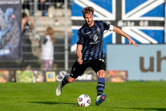 Lukas Klünter (SVWM, 24), am Ball, Freisteller, Ganzkörper, Einzelbild, Einzelfoto, Aktion, Action, 27.09.2025, Mannheim (Deutschland), Fussball, 3. Liga, SV Waldhof Mannheim - Rot-Weiss Essen, DFB DFL REGULATIONS PROHIBIT ANY USE OF PHOTOGRAPHS AS IMAGE SEQUENCES AND OR QUASI-VIDEO.
