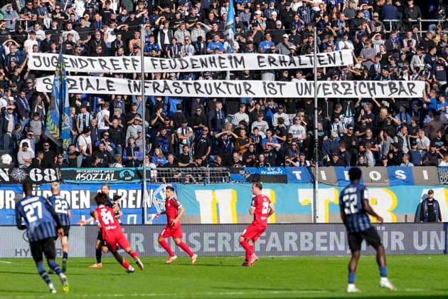Die Fans vom SV Waldhof Mannheim zeigen in der Fankurve ein Banner, Spruchband mit der Aufschrift: Jugendtreff Feudenheim erhalten, Soziale Infrastruktur ist unverzichtbar, Fans, Ultras Publikum, Zuschauer, Stimmung, Atmosphäre, Stadion, Protest, Protestaktion, protestieren, Aktion, Action, 27.09.2025, Mannheim (Deutschland), Fussball, 3. Liga, SV Waldhof Mannheim - Rot-Weiss Essen, DFB DFL REGULATIONS PROHIBIT ANY USE OF PHOTOGRAPHS AS IMAGE SEQUENCES AND OR QUASI-VIDEO.