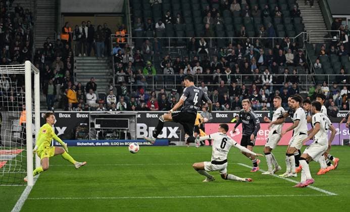 27.09.2025, xjhx, Fussball 1.Bundesliga, Borussia Moenchengladbach - Eintracht Frankfurt v.l. Moritz Nicolas (Borussia Mönchengladbach), Robin Koch (Eintracht Frankfurt) Goal scored, erzielt das Tor zum 0:6, Yannik Engelhardt (Borussia Mönchengladbach) (DFL DFB REGULATIONS PROHIBIT ANY USE OF PHOTOGRAPHS as IMAGE SEQUENCES and or QUASI-VIDEO) Moenchengladbach