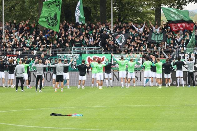 27.09.2025, Fussball, Herren, 8. Spieltag Dritte Liga Saison 2025 2026: FC Schweinfurt 05 - Alemannia Aachen Die Schweinfurter Mannschaft vor Anpfiff bei den eigenen Fans
