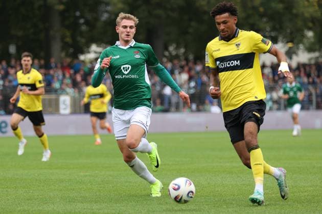 27.09.2025, Fussball, Herren, 8. Spieltag Dritte Liga Saison 2025 2026: FC Schweinfurt 05 - Alemannia Aachen Von links: Jakob Tranziska (FC Schweinfurt 05, 17) gegen Joel Da Silva Kiala (Alemannia Aachen, 37)