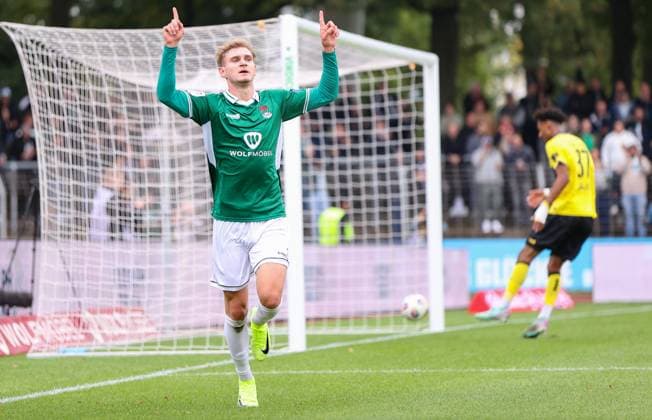 27.09.2025, Fussball, Herren, 8. Spieltag Dritte Liga Saison 2025 2026: FC Schweinfurt 05 - Alemannia Aachen Jakob Tranziska (FC Schweinfurt 05, 17) mit dem Tor zum 1:0, Einzelfoto