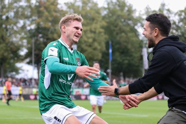 27.09.2025, Fussball, Herren, 8. Spieltag Dritte Liga Saison 2025 2026: FC Schweinfurt 05 - Alemannia Aachen Von links: Jakob Tranziska (FC Schweinfurt 05, 17) trifft zum 1:0 und jubelt mit Trainer Victor Kleinhenz (FC Schweinfurt 05)