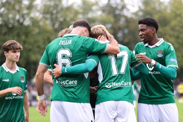 27.09.2025, Fussball, Herren, 8. Spieltag Dritte Liga Saison 2025 2026: FC Schweinfurt 05 - Alemannia Aachen Von links: Lucas Zeller (FC Schweinfurt 05, 06) jubelt mit dem Torschützen Jakob Tranziska (FC Schweinfurt 05, 17) und Uche Obiogumu (FC Schweinfurt 05, 27)