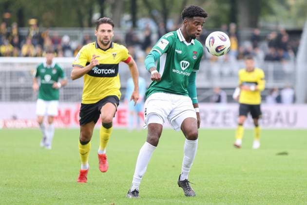 27.09.2025, Fussball, Herren, 8. Spieltag Dritte Liga Saison 2025 2026: FC Schweinfurt 05 - Alemannia Aachen Uche Obiogumu (FC Schweinfurt 05, 27) mit Ball