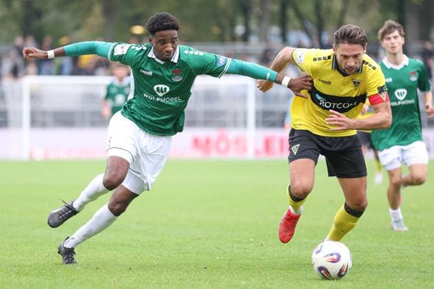 27.09.2025, Fussball, Herren, 8. Spieltag Dritte Liga Saison 2025 2026: FC Schweinfurt 05 - Alemannia Aachen Von links: Uche Obiogumu (FC Schweinfurt 05, 27) im Duell mit Sasa Strujic (Alemannia Aachen, 05)