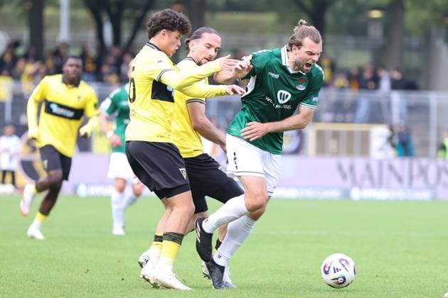 27.09.2025, Fussball, Herren, 8. Spieltag Dritte Liga Saison 2025 2026: FC Schweinfurt 05 - Alemannia Aachen Von links: Valmir Sulejmani (Alemannia Aachen, 09) gegen Manuel Wintzheimer (FC Schweinfurt 05, 25)